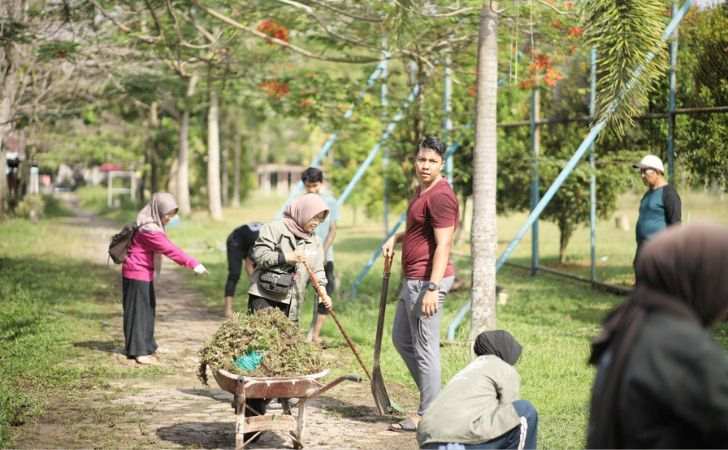 Mahasiswa-KKN-UMRI-Kelola-Taman-Olahraga-Bersih-dan-Majukan-UMKM-Rumbai.jpg