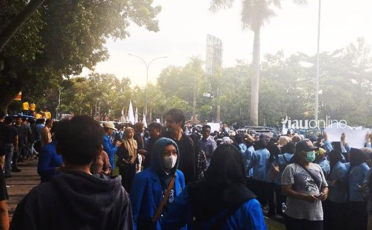 Mahasiswa-demo-di-dprd-riau-sudirman.jpg