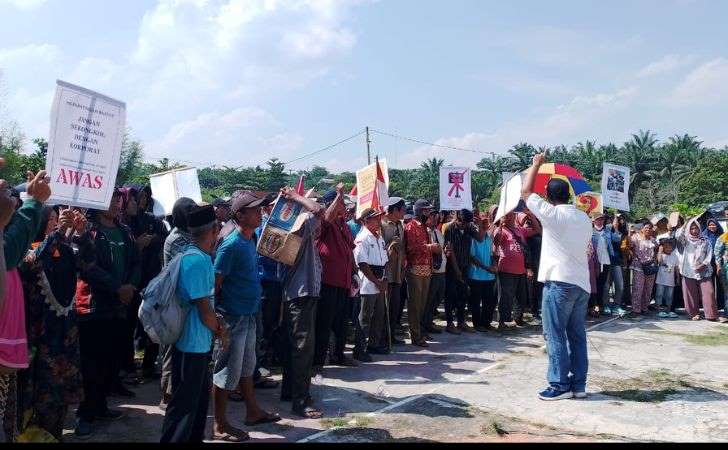 Masyarakat-Balai-Jaya-lakukan-unjuk-rasa.jpg