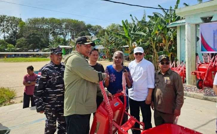 Mudahkan-Masyarakat-BRK-Syariah-Serahkan-167-Gerobak-Sorong-untuk-Warga-Mengkait.jpg