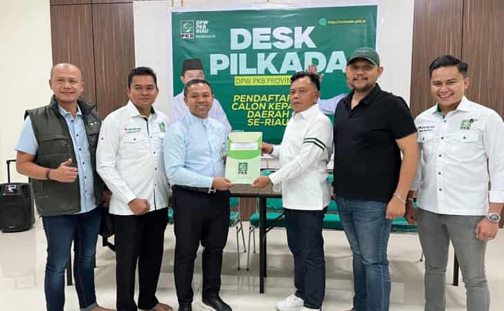 PKB-Riau-serahkan-SK-Dukung-asmar.jpg