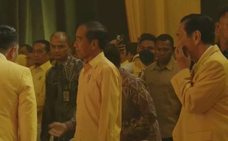 Pakai-Baju-Kuning-Benarkah-Jokowi-Jadi-Dewan-Pembina-Golkar.jpg