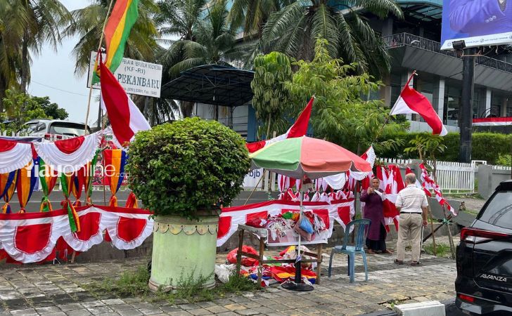 Pedagang-bendara-di-trotoar-pekanbaru.jpg