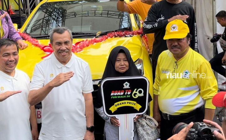 Pemenang-doorprize-mobil-di-hut-golkar.jpg