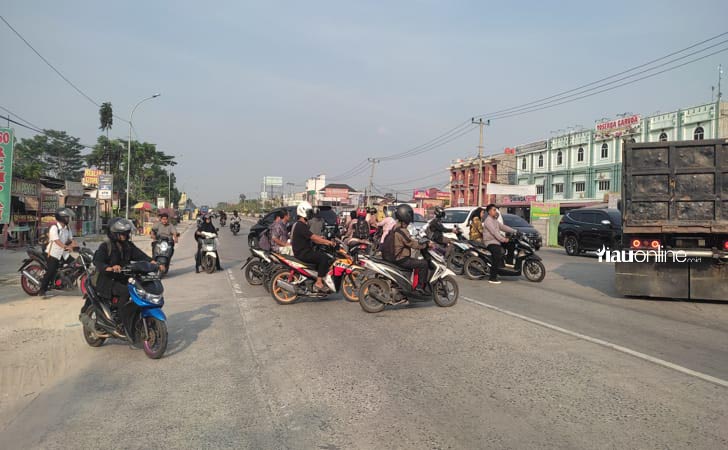 Pemotor-lawan-arus-di-depan-uin-suska.jpg