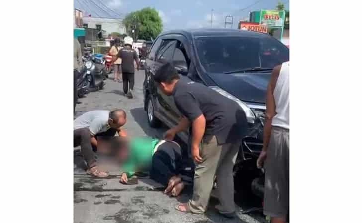 Pengemudi-avanza-tabrak-pemotor.jpg