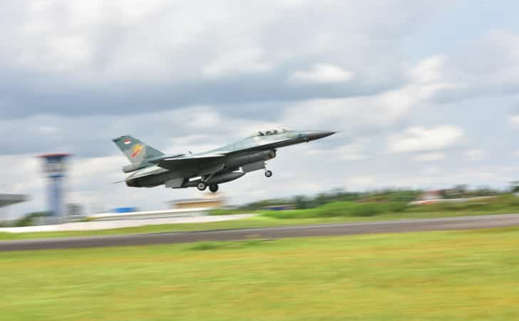 Pesawat-tempur-F-16-terbang-ke-jkt.jpg