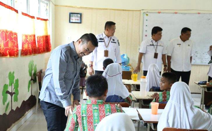 Pj-Wako-Pekanbaru-Tinjau-Simulasi-Makan-Siang-Bergizi-Gratis-di-2-Sekolah.jpg