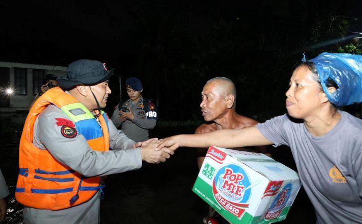 Polda-Riau-Kerahkan-Kekuatan-Bantu-Korban-Banjir.jpg