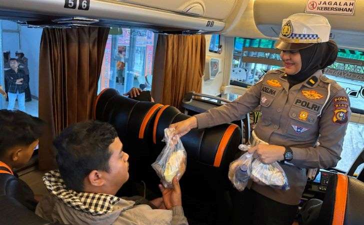 Polda-Riau-dan-Tim-Takjil-Bagikan-200-Paket-Berbuka-di-Terminal-AKAP.jpg