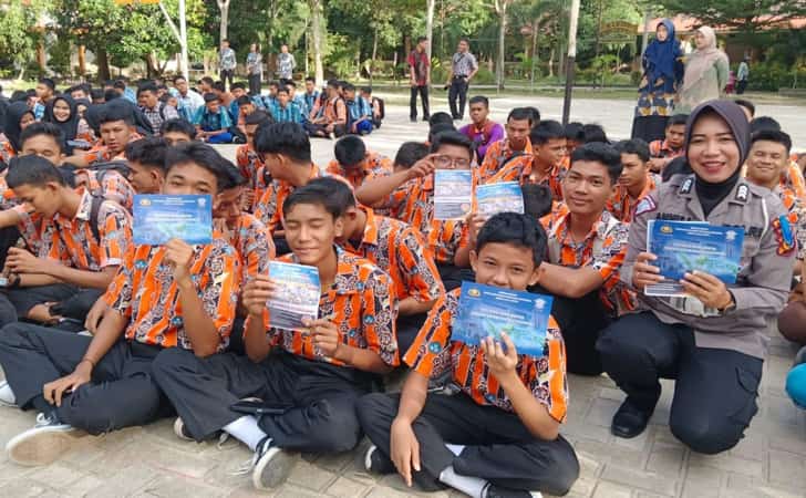 Polda-riau-goes-to-school-di-smkn-7.jpg