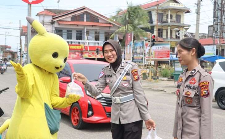 Polres-Rohul-Berbagi-kepada-Pengendara-Sambil-Sampaikan-Pesan-Pilkada-Damai.jpg