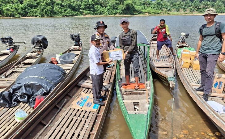 Polsek-kampar-kiri-bagi-paket-sembako.jpg