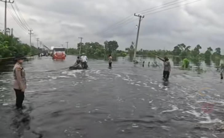 Polwan-patroli-di-banjir-jalintim-83.jpg