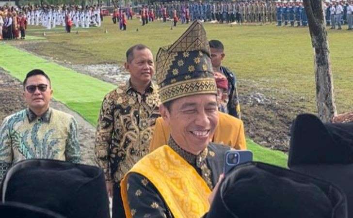 Presiden-Jokowi-Sapa-Warga-dan-Berswafoto-Usai-Upacara-di-Blok-Rokan.jpg