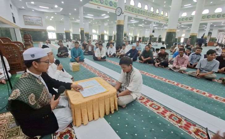 Pria-Asal-Kalimantan-Bersyahadat-di-Masjid-Agung-An-Nur-Pekanbaru-Ini-Alasannya.jpg