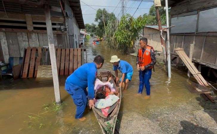 Rumah-Dikepung-Banjir-Petugas-Evakuasi-Lansia-Sakit-Pakai-Sampan.jpg