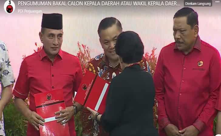 SF-Hariyanto-terima-sk-dari-megawati.jpg