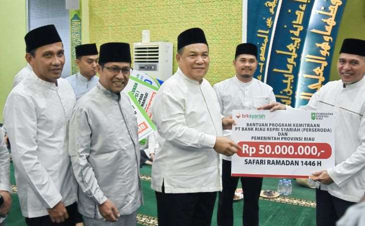 Safari-Ramadan-Pemprov-Riau-BRK-Syariah-Serahkan-Bantuan-CSR-untuk-Masjid.jpg