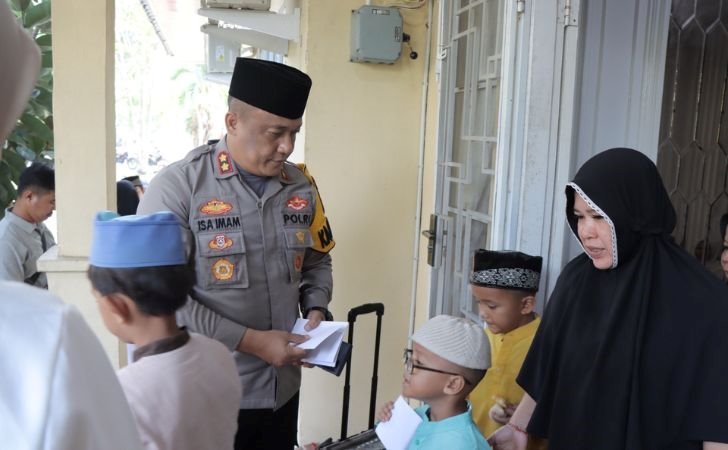 Sampaikan-Pesan-Pilkada-Damai-ke-Masyarakat-Kapolres-Rohil-Beri-Santunan-ke-Anak-Yatim.jpg