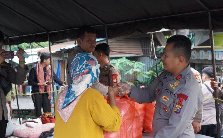 Satbrimobda-Riau-Gelar-Kendaraan-Dapur-Lapangan-untuk-Korban-Banjir.jpg