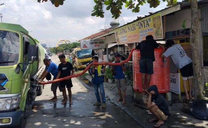 Sejumlah-Wilayah-Terendam-Banjir-Tirta-Siak-dan-Tirta-Madani-Kirim-Persediaan-Air-Minum.jpg