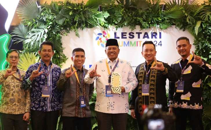 Siak-Terima-Penghargaan-Pembangunan-Berkelanjutan-di-Lestari-Awards-2024.jpg