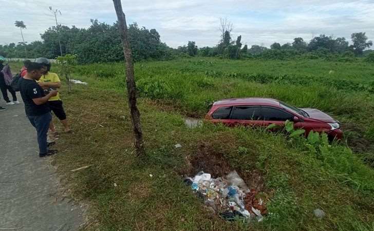 Sopir-Ngantuk-Minibus-Masuk-Parit-di-Sudirman-Ujung.jpg