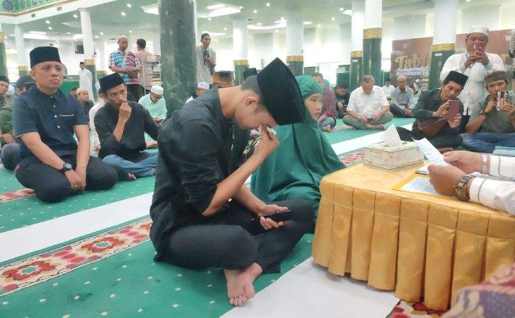 Teteskan-Air-Mata-Ini-Alasan-Sepasang-Muda-Mudi-Bersyahadat-di-Masjid-Agung-An-Nur.jpg