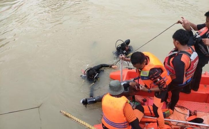 Tim-SAR-Menyelam-Cari-Korban-Hilang-Insiden-Truk-Terjun-Sungai-di-Pelalawan.jpg