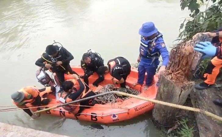 Truk-Perusahaan-Masuk-Sungai-3-Orang-Tewas-dan-20-Orang-Hilang.jpg