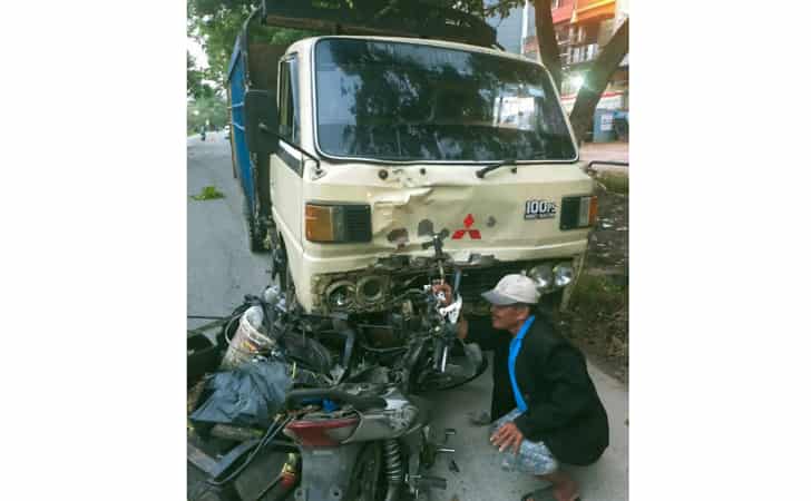 Truk-dan-Becak-motor-bertabrakan.jpg