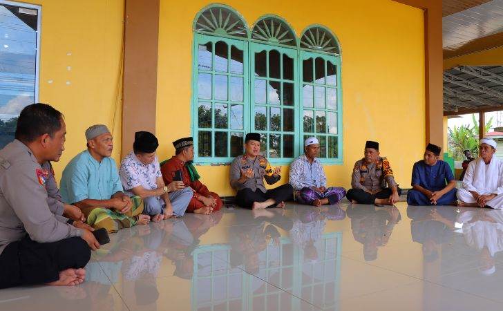 Wakapolres-Rohil-Sampaikan-Pesan-Pilkada-Damai-Bersama-Jamaah-Masjid-Baiturrahim.jpg