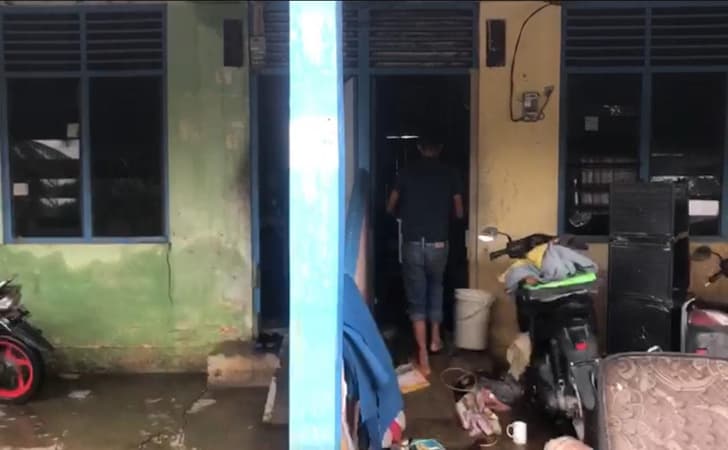 Warga-bersihkan-rumah-pasca-banjir.jpg