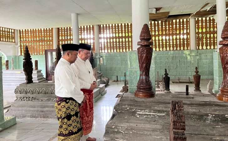 Ziarah-ke-Makam-Sultan-Siak-Irving-Sugianto-Pentingnya-Menghargai-Sejarah.jpg