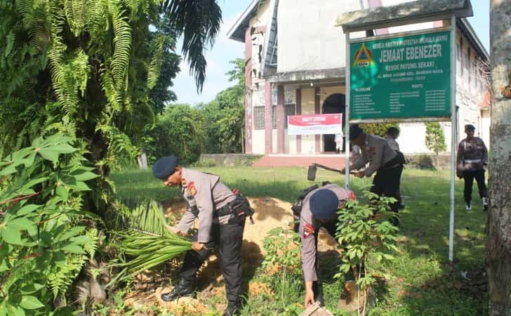 brimob-gotong-royong-di-gereja1.jpg