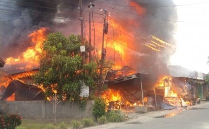 Diduga-Tabung-Uap-Meledak-Tiga-Rumah-di-Jalan-Nila-Terbakar.jpg