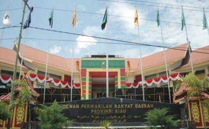 Gedung-DPRD-Riau2.jpg