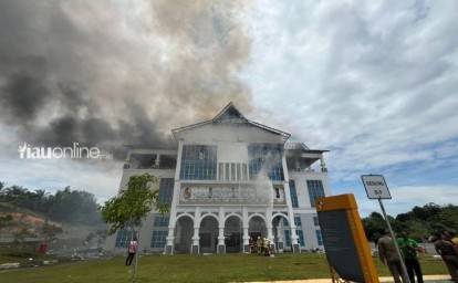 Gedung-Lipat-Kajang-terbakar2.jpg