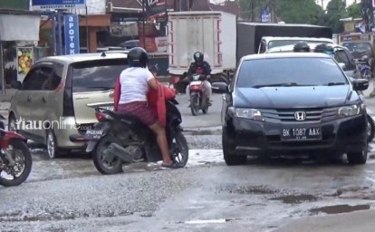 Jalan-rusak-di-Pekanbaru-21.jpg