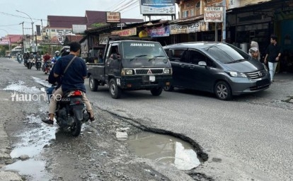 Jalan-rusak-di-Pekanbaru0.jpg