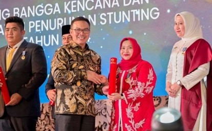 Kasmarni-Terima-Penghargaan-Bupati-Manggala-Karya-Kencana-2024.jpg