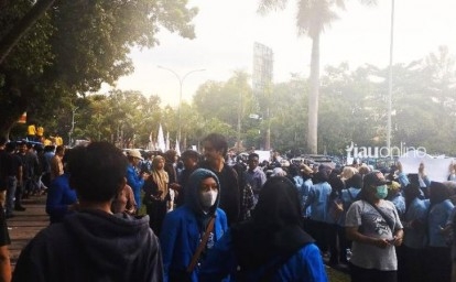 Mahasiswa-demo-di-dprd-riau-sudirman.jpg