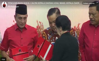 Megawati-serahkan-sk-ke-sf-hariyanto.jpg