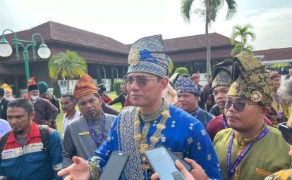 Menteri-AHY-Kenakan-Baju-Melayu-dan-Tanjak.jpg