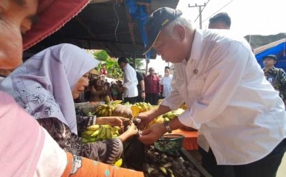 Menteri-basuki-beli-jengkol-di-dumai.jpg