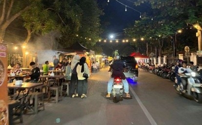 PKL-berjualan-kuliner-malam-di-Jalan-Cut-Nyak-Dien.jpg