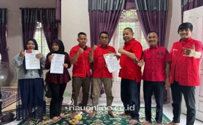 Perkuat-Konsolidasi-Partai-Irving-Kahar-Serahkan-Langsung-14-SK-PAC-PDI-Perjuangan.jpg