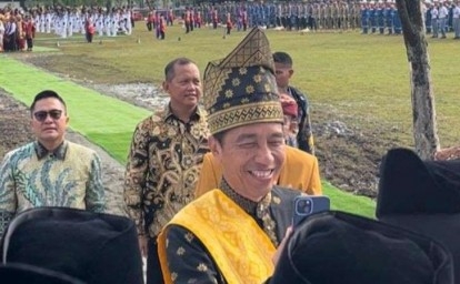 Presiden-Jokowi-Sapa-Warga-dan-Berswafoto-Usai-Upacara-di-Blok-Rokan.jpg