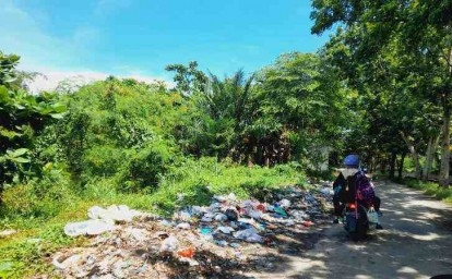 Sampah-Meluber-di-TPS-dekat-Sungai-Batak.jpg